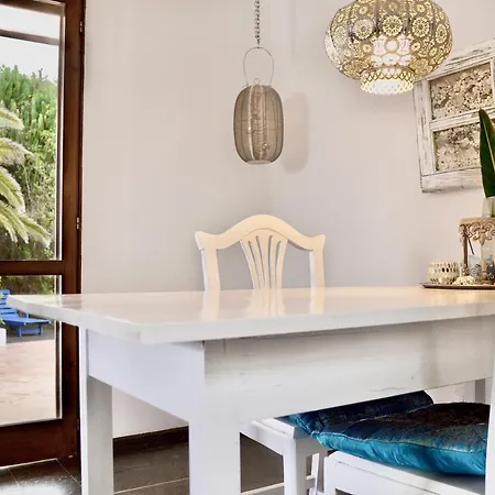 Vakantiehuis Stylish House In A Real With Private Garden