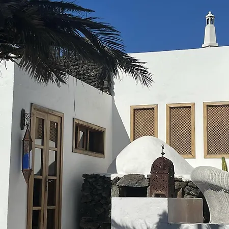 Vakantiehuis Stylish House In A Real With Private Garden Uga