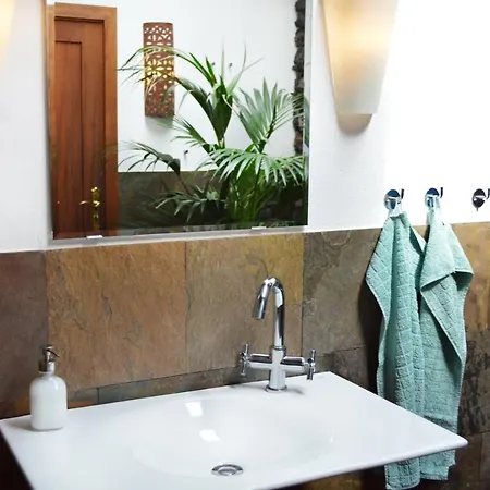 Stylish House In A Real With Private Garden بيت للعطل Uga