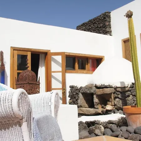 Stylish House In A Real With Private Garden بيت للعطل