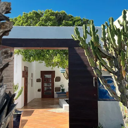 Stylish House In A Real With Private Garden بيت للعطل *